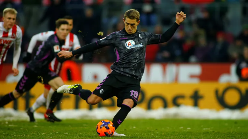 Nils Petersen střílí gól z pokutového kopu v Kolíně