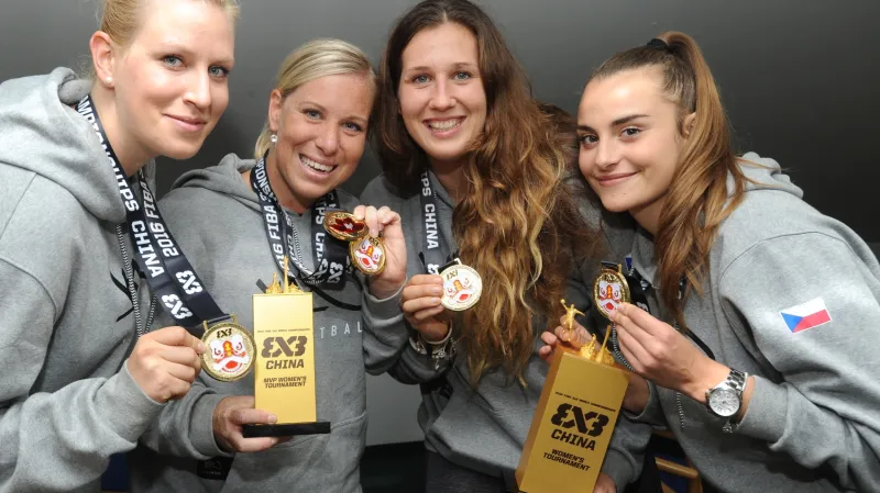 Sára Krumpholcová (vpravo)