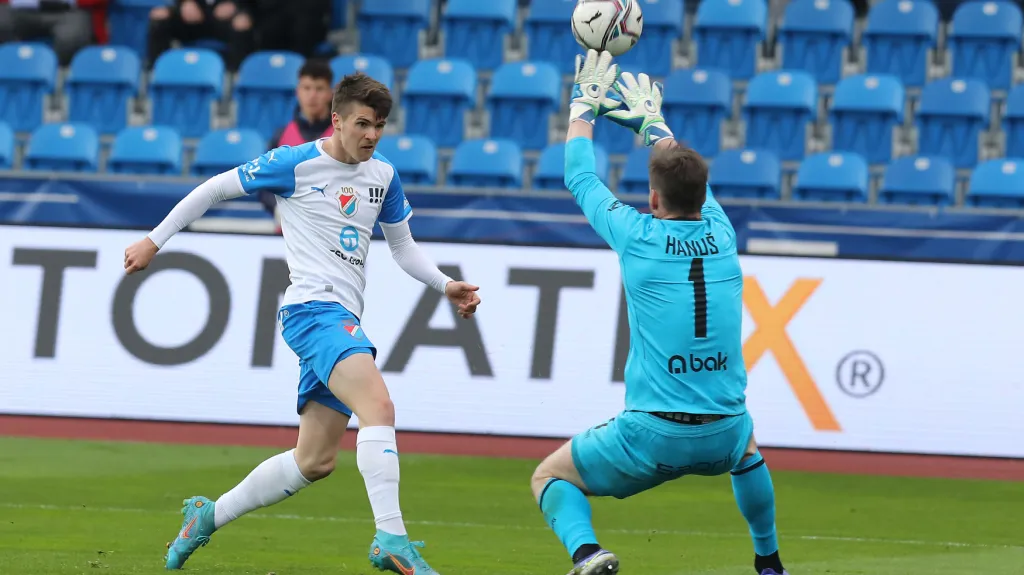 David Buchta zakončuje proti Janu Hanušovi