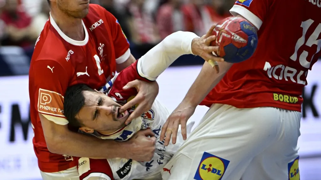 Chorvatský házenkář Ivan Martinovič v obležení Dánů