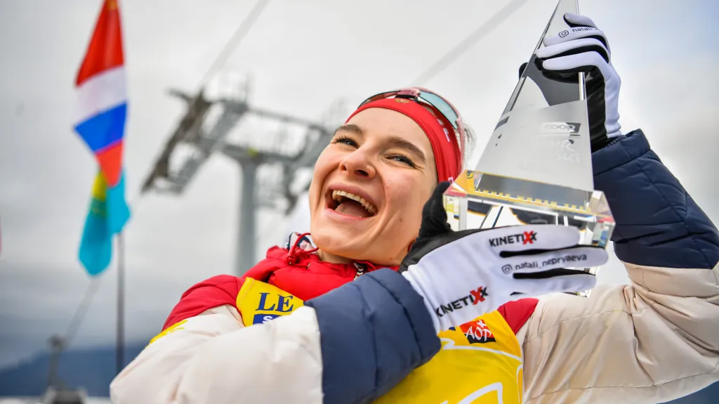 Ruska Natalja Něprjajevová s trofejí pro vítězku Tour de Ski
