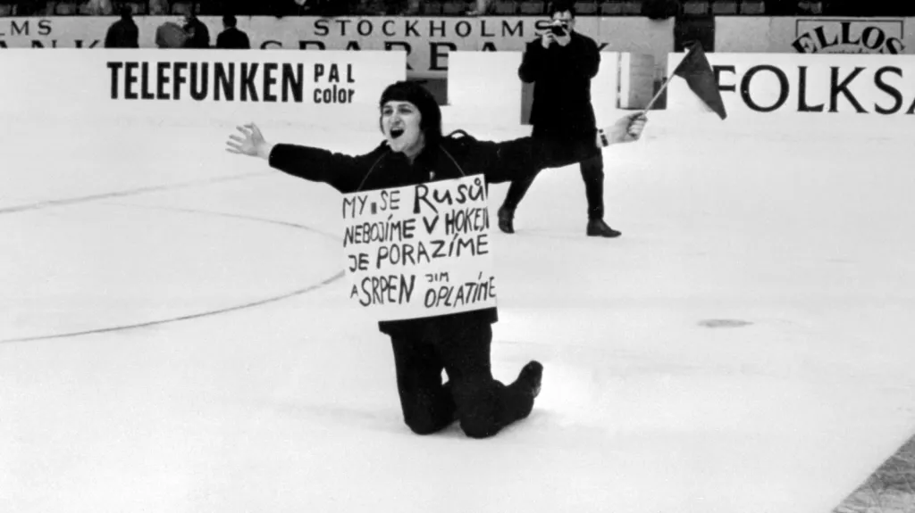 Jeden z fanoušků oslavuje vítězství ČSSR nad SSSR