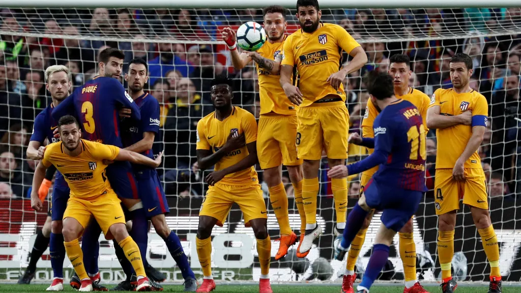Lionel Messi střílí gól v utkání proti Atléticu Madrid