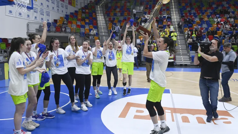 Basketbalistky USK Praha porazily potřetí Žabiny Brno a slaví rekordní 16. titul