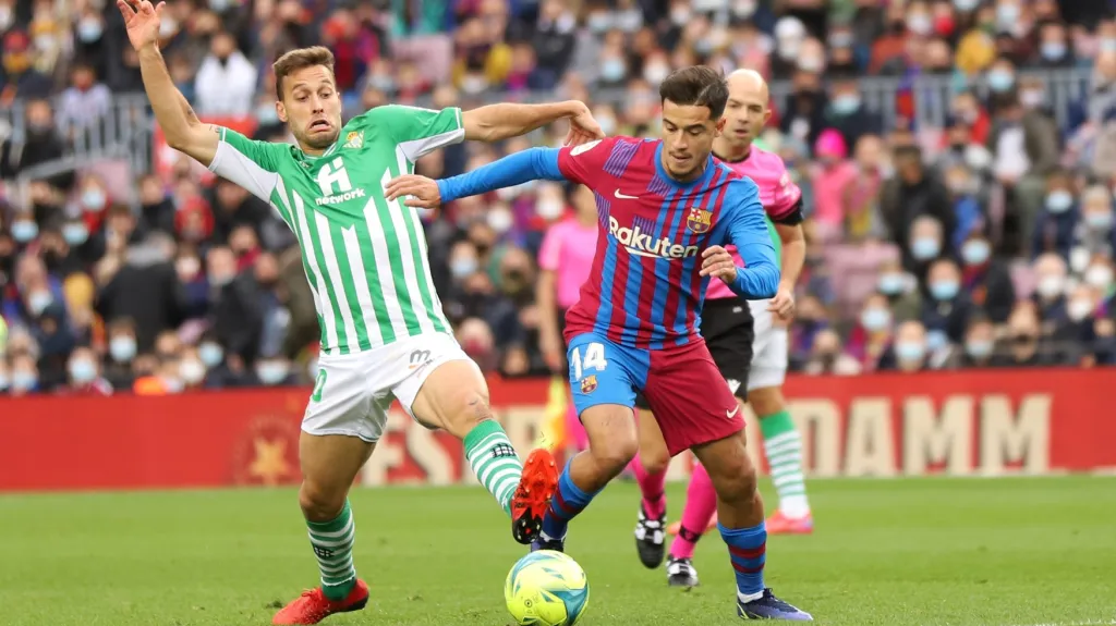 Philippe Coutinho z FC Barcelona (vpravo) v akci