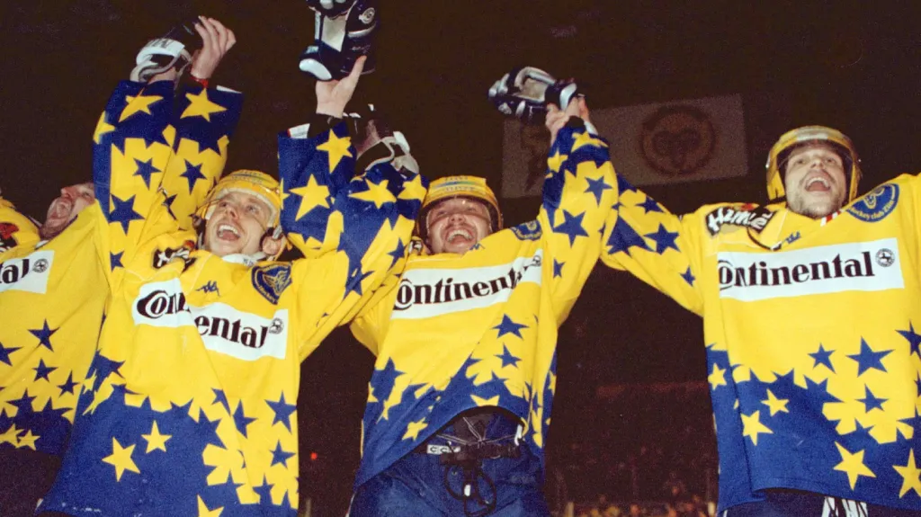 Petr Leška (druhý zprava) slaví se zlínskými spoluhráči