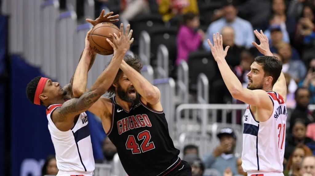 Tomáš Satoranský přihlíží souboji o míč v duelu proti Chicagu