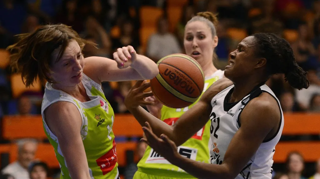 Basketbalistky USK deklasovaly brněnský IMOS