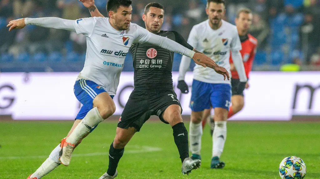 Ani Nicolae Stanciu Slavii v Ostravě nespasil. Na snímku v souboji s Rudolfem Reiterem