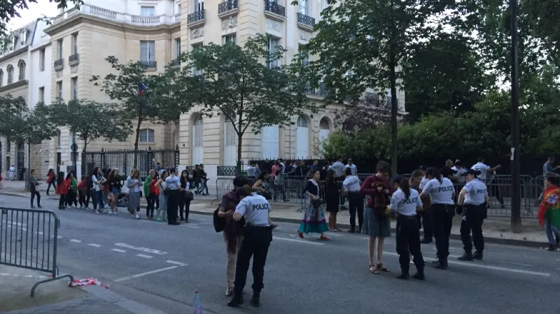 Bezpečnostní kontroly před velvyslanectvím ČR v Paříži