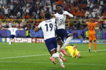 Fotbalisté Anglie se radují z gólu v semifinále Eura