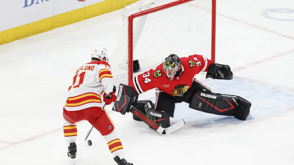 Brankář Petr Mrázek z Chicaga (vpravo) v akci 