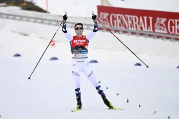 Norský sdruženář Jarl Magnus Riiber se raduje z titulu mistra světa