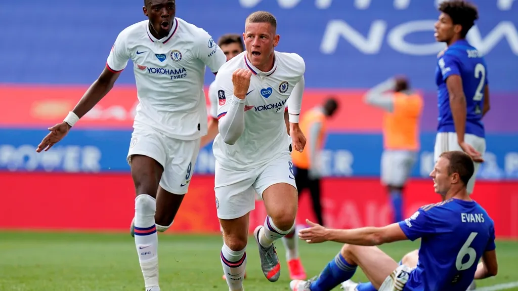 Ross Barkley z Chelsea (uprostřed) oslavuje gól v FA Cupu