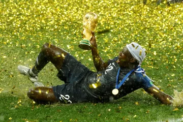 Benjamin Mendy z Francie slaví titul na mistrovství světa