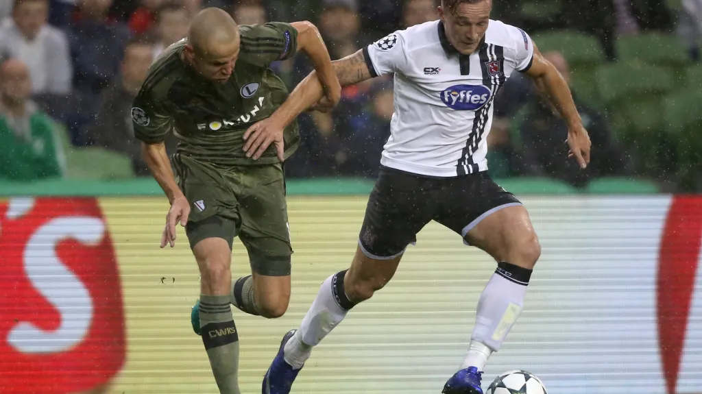 Adam Hloušek z Legie Varšava (vlevo) v utkání s irským Dundalkem