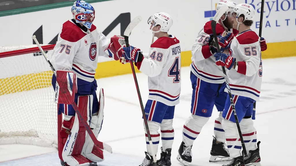 Jakub Dobeš slaví se spoluhráči