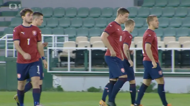 Krejčího mrzí absence Hložka a Zimy