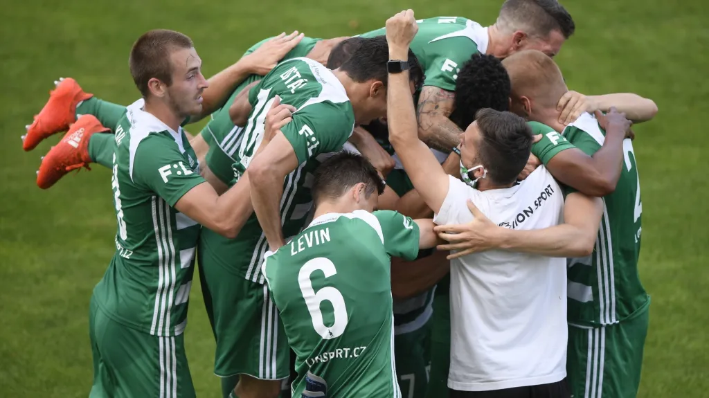 Fotbalisté Bohemians 1905 oslavují gól