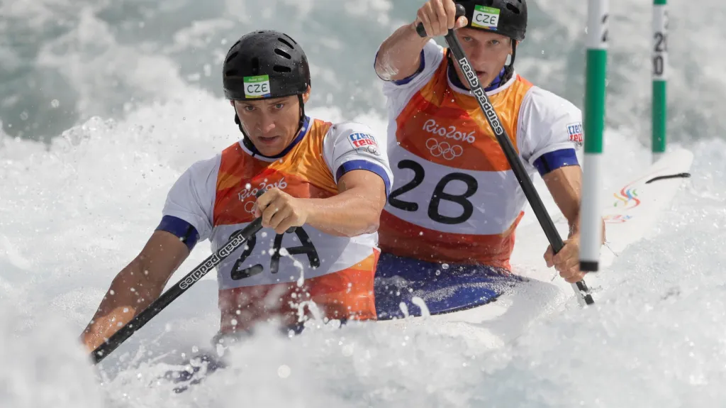 Deblkanoisté Jonáš Kašpar (vlevo) a Marek Šindler v kvalifikační jízdě olympiády v Riu