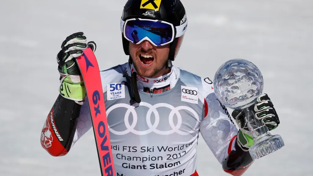 Slavící Marcel Hirscher s malý křišťálovým glóbem za vítězství v obřím slalomu