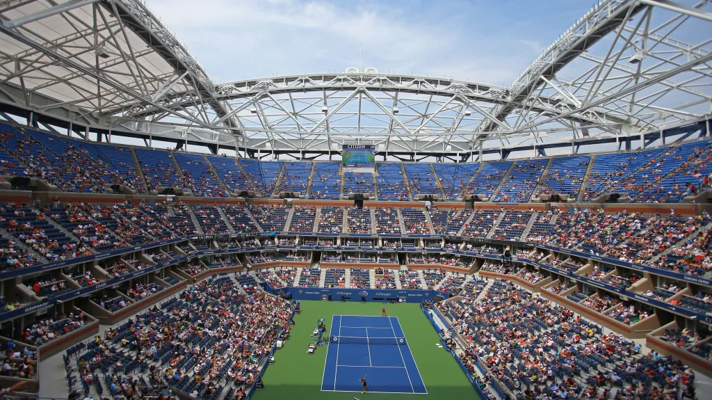 Zaplněná aréna Arthura Ashe při úvodním dnu US Open 2015