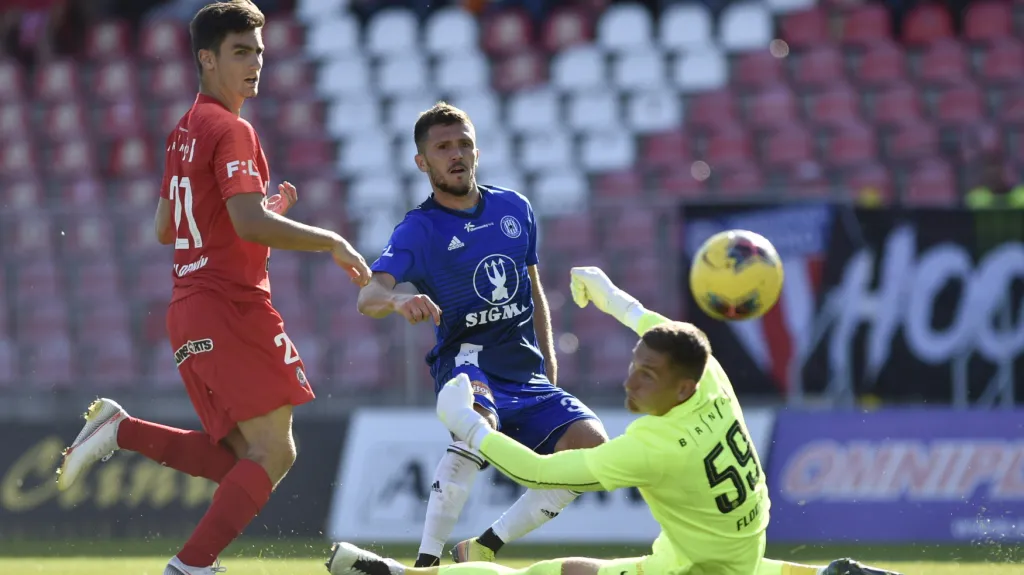 Olomoucký záložník Lukáš Greššák překonává gólmana Brna Jiřího Flodera