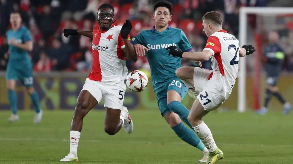 Slávisté Igoh Ogbu a David Douděra v souboji s Luisem Vázquezem z Anderlechtu