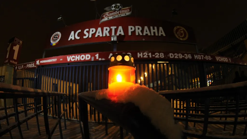 Svíčka před stadionem Sparty