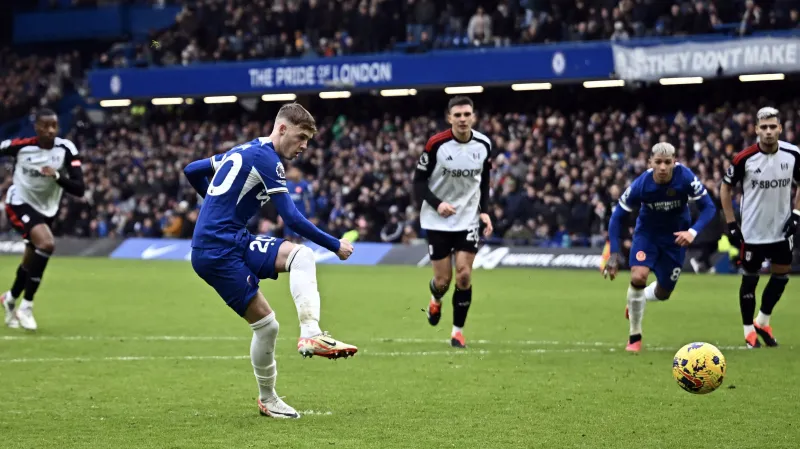 Cole Palmer proměňuje penaltu proti Fulhamu