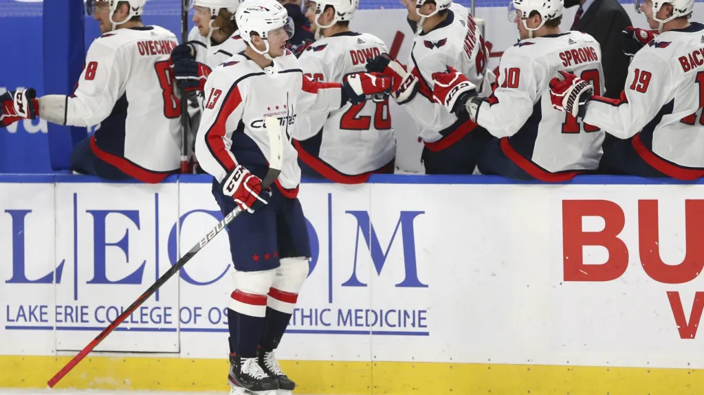 Jakub Vrána z Washingtonu oslavuje se spoluhráči gól