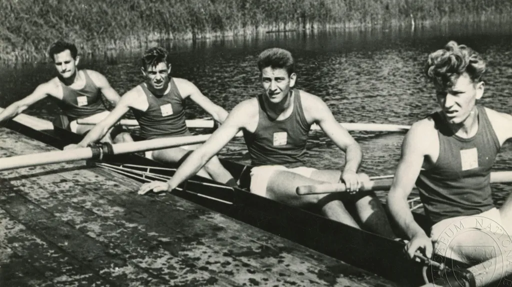 Olympijský vítěz Jan Jindra (na snímku třetí zleva)