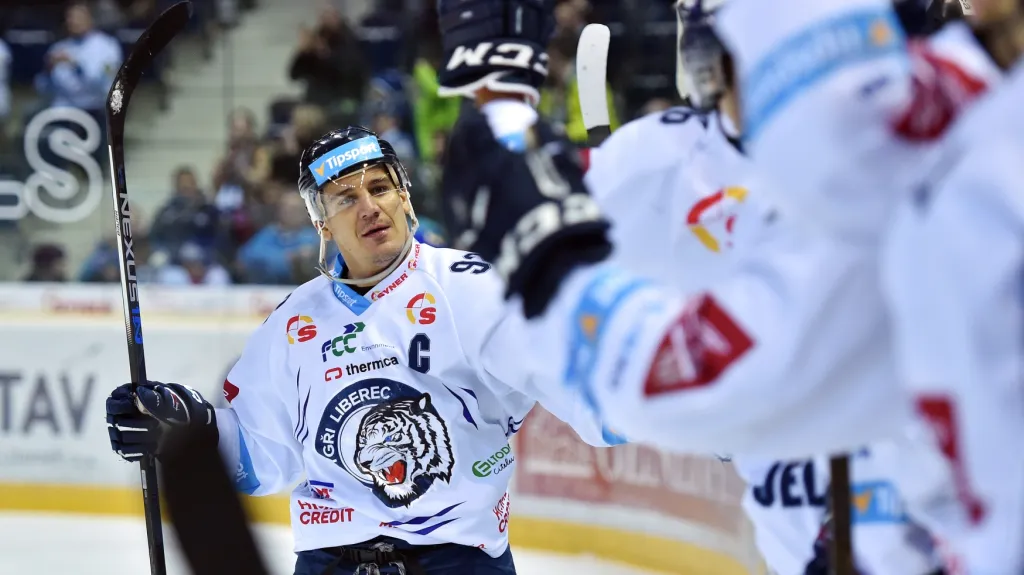 Liberecký Branko Radivojevič se raduje se spoluhráči ze vstřelené branky