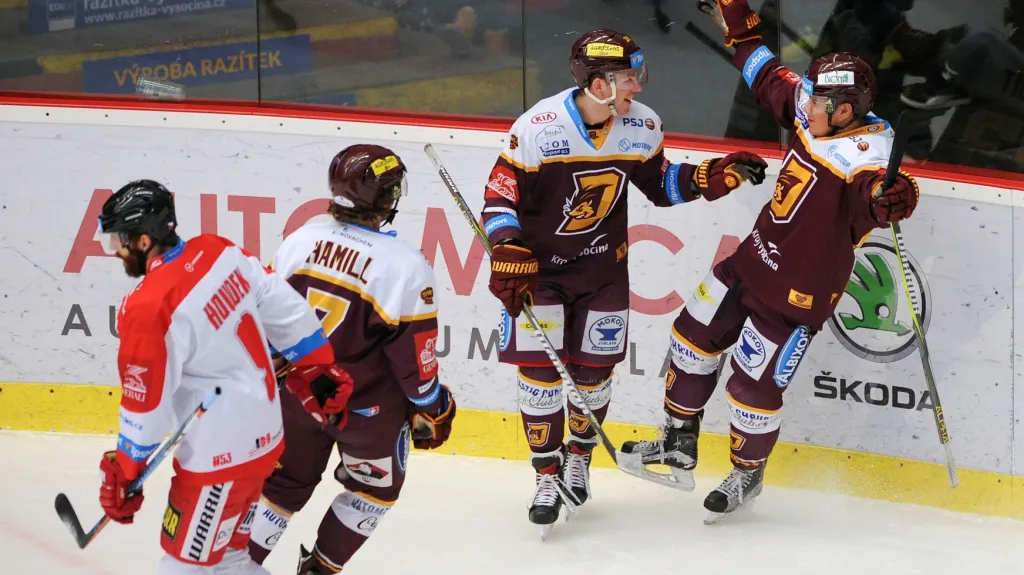 Hokejisté Jihlavy se radují z gólu v síti Olomouce