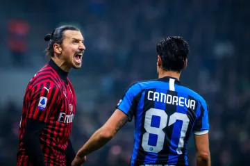 Zlatan Ibrahimovic z AC Milán (vlevo) burcuje spoluhráče v derby s Interem