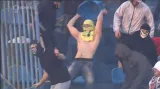 Poločasové výtržnosti fanoušků na Bazalech