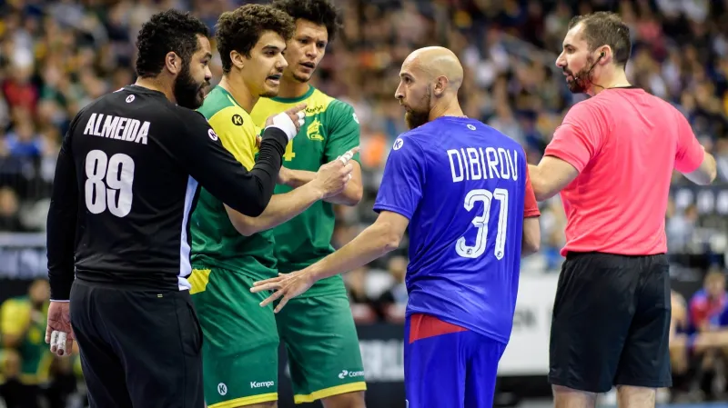 Brazilský brankář Almeida ve slovní rozepři s Dibirovem