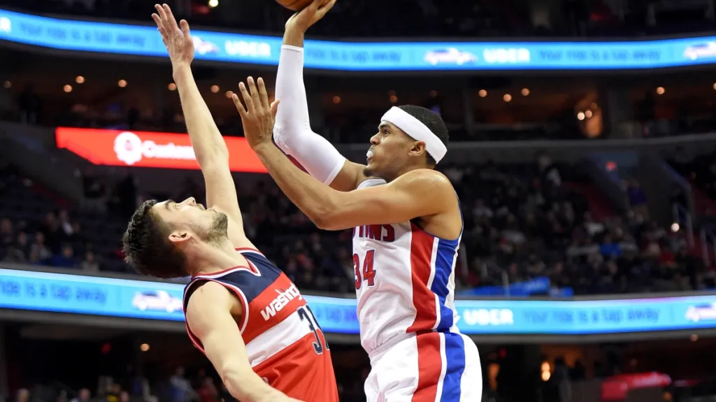 Tomáš Satoranský v souboji s Tobiasem Harrisem