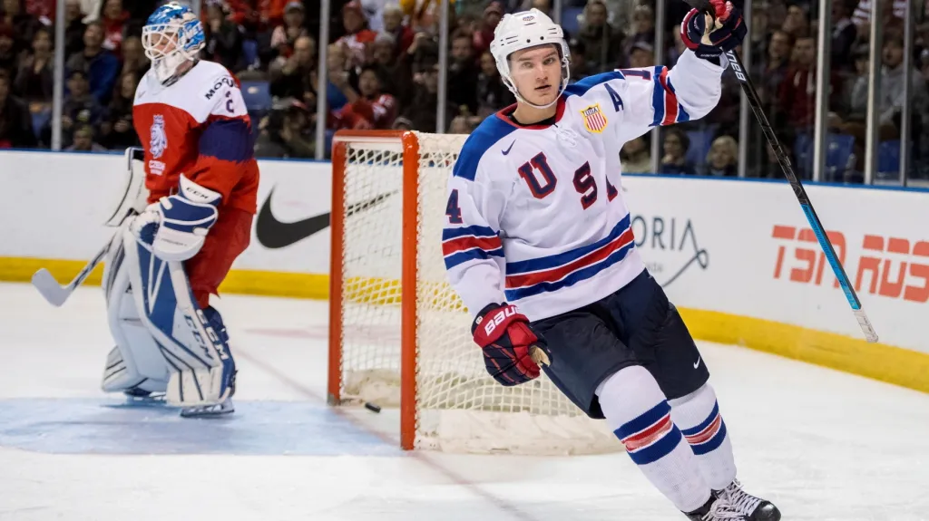 Josh Norris slaví gól do sítě Lukáše Dostála