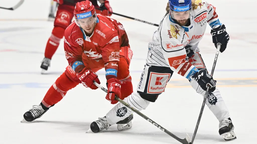 Patrik Hrehorčák z Třince (vlevo) v souboji s kladenským Adamem Brodeckim