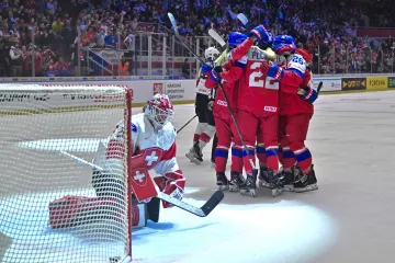 Hokejistky oslavují gól do švýcarské branky