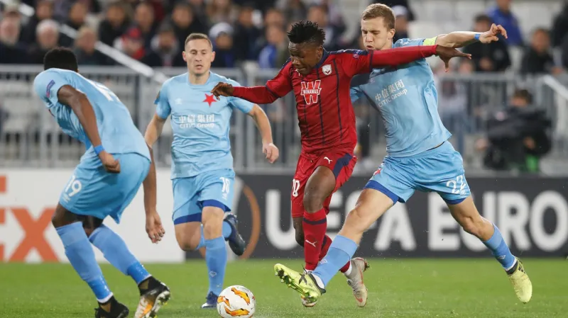 Fotbalisté Slavie se snaží zastavit Samuela Kalua z Bordeaux