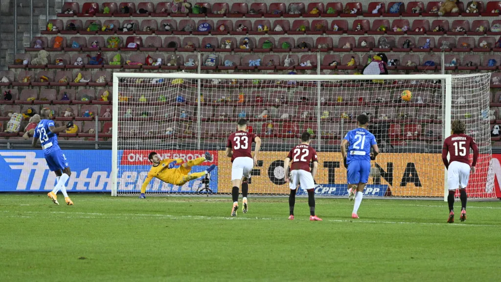 Kamso Mara proměňuje penaltu proti Spartě