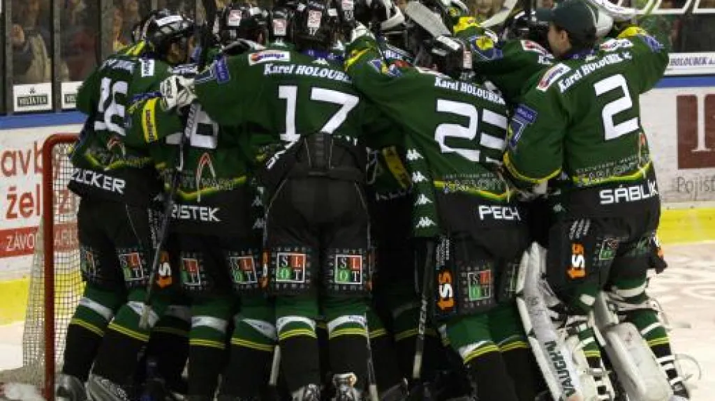 Radost hráčů Karlových Varů po vyhraném zápase