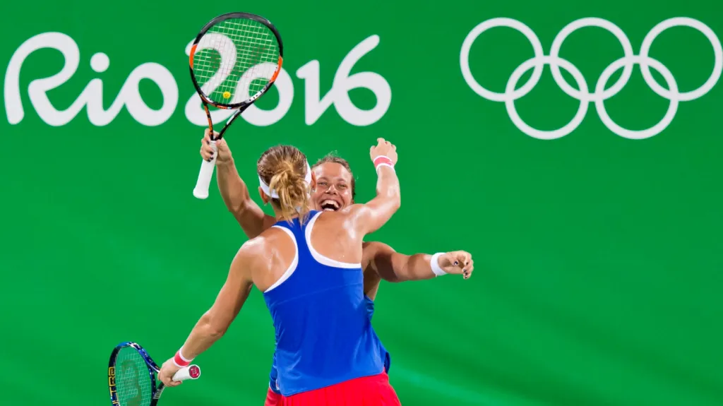 Slavící Lucie Šafářová a Barbora Strýcová