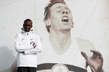 Eliud Kipchoge před fotografií Rogera Bannistera