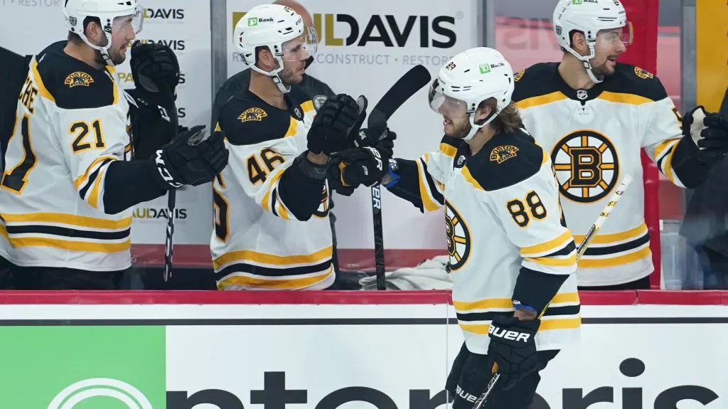 David Pastrňák (č. 88) se raduje z gólu se spoluhráčem z Bostonu Davidem Krejčím (č. 46)