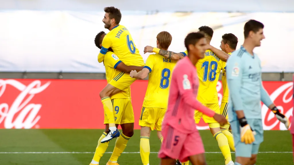 Fotbalisté Cádizu se radují z gólu v síti Realu Madrid