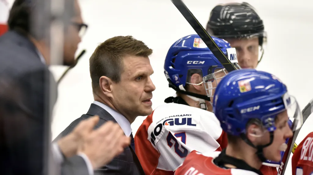 Kouč reprezentační dvacítky Václav Varaďa za svými svěřenci