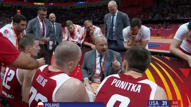 Emotivní oddechový čas trenéra Polska Mikea Taylora v utkání proti USA